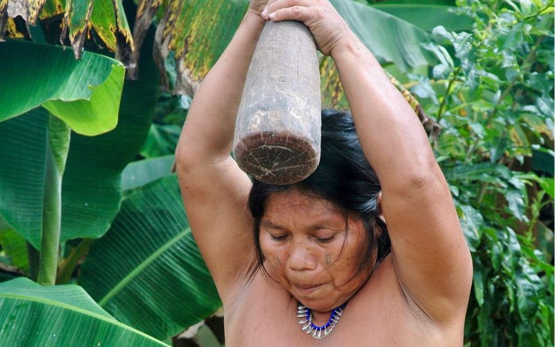 sensum-panama-grandes-rutas-indigena-07-Preparando-la-comida